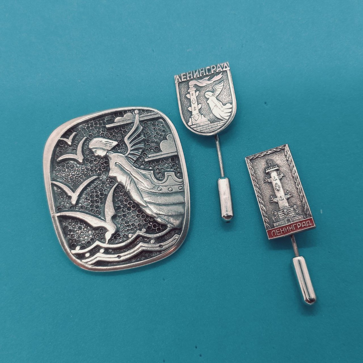 На изображении: брошь и значки - все серебро, Ленинградская юввелирно-часовая фабрика, художник-ювелир Ремир Харитонов, 1960-е, из моей коллекции.