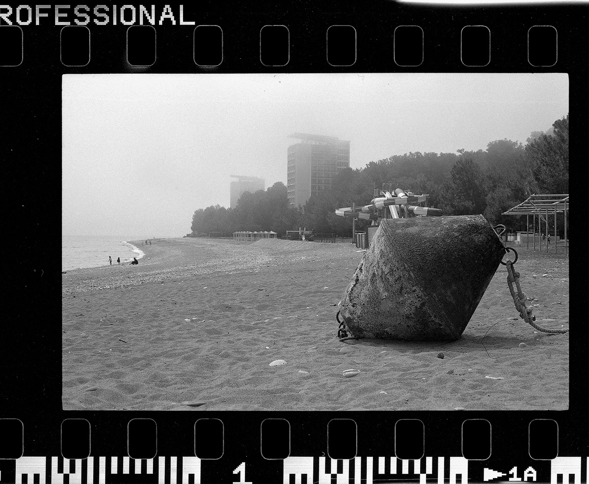 Набережная Пицунды. Здесь и далее снято на Nikon F80 и Ilford Delta 400