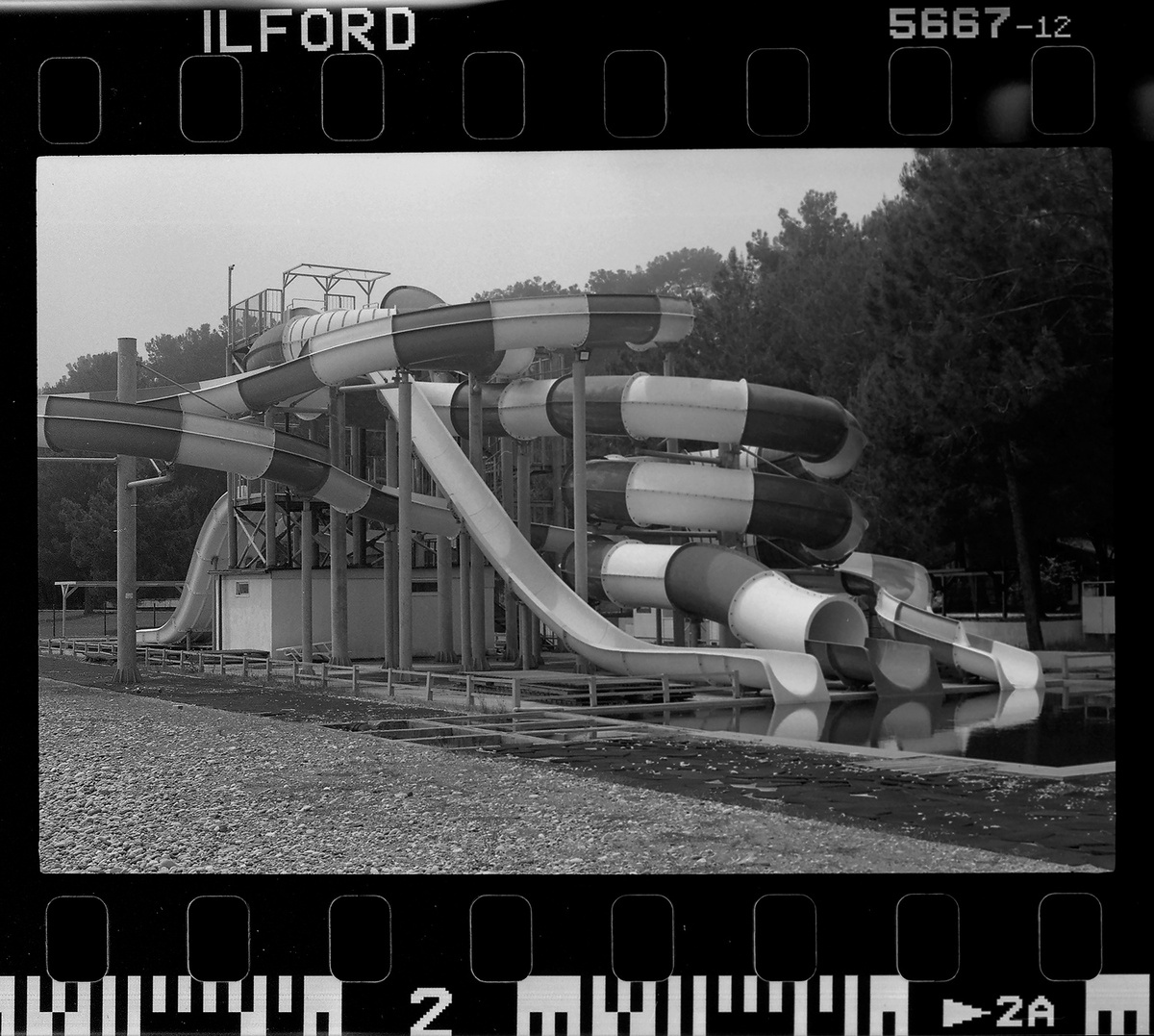 Вид у аквапарка заброшенный. Но на закрытой территории разбросаны вполне целые сапы. Видимо как настанет сезон - его откроют.