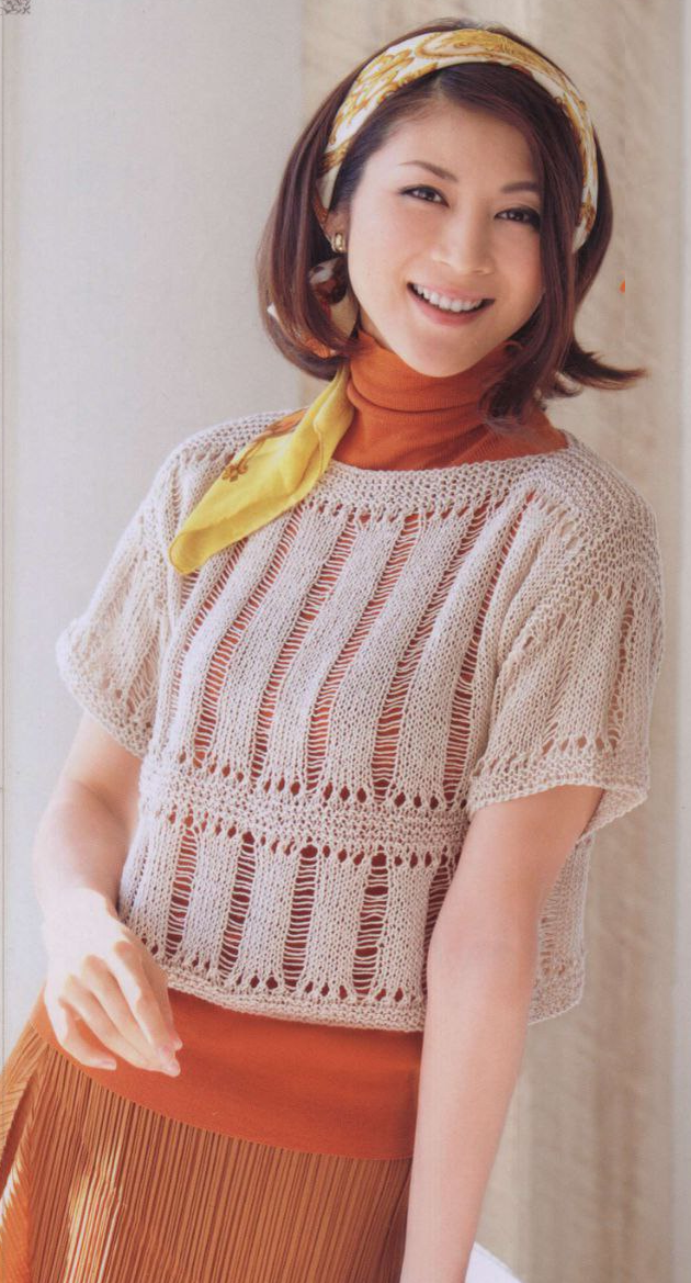 Топ, связанный спицами с ажурным геометрическим узором