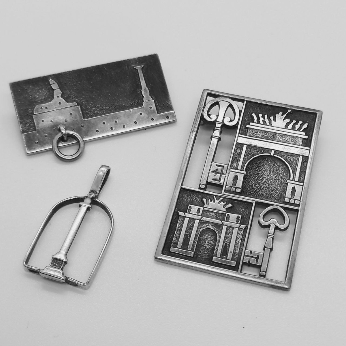 На изображении: броши и подвеска - все серебро, Ленинградская юввелирно-часовая фабрика, художник-ювелир Ремир Харитонов, 1960-е, из моей коллекции.