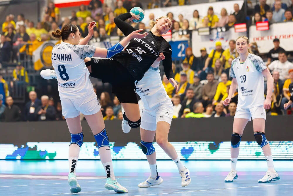    Ярослава Фролова прорезает центр обороны