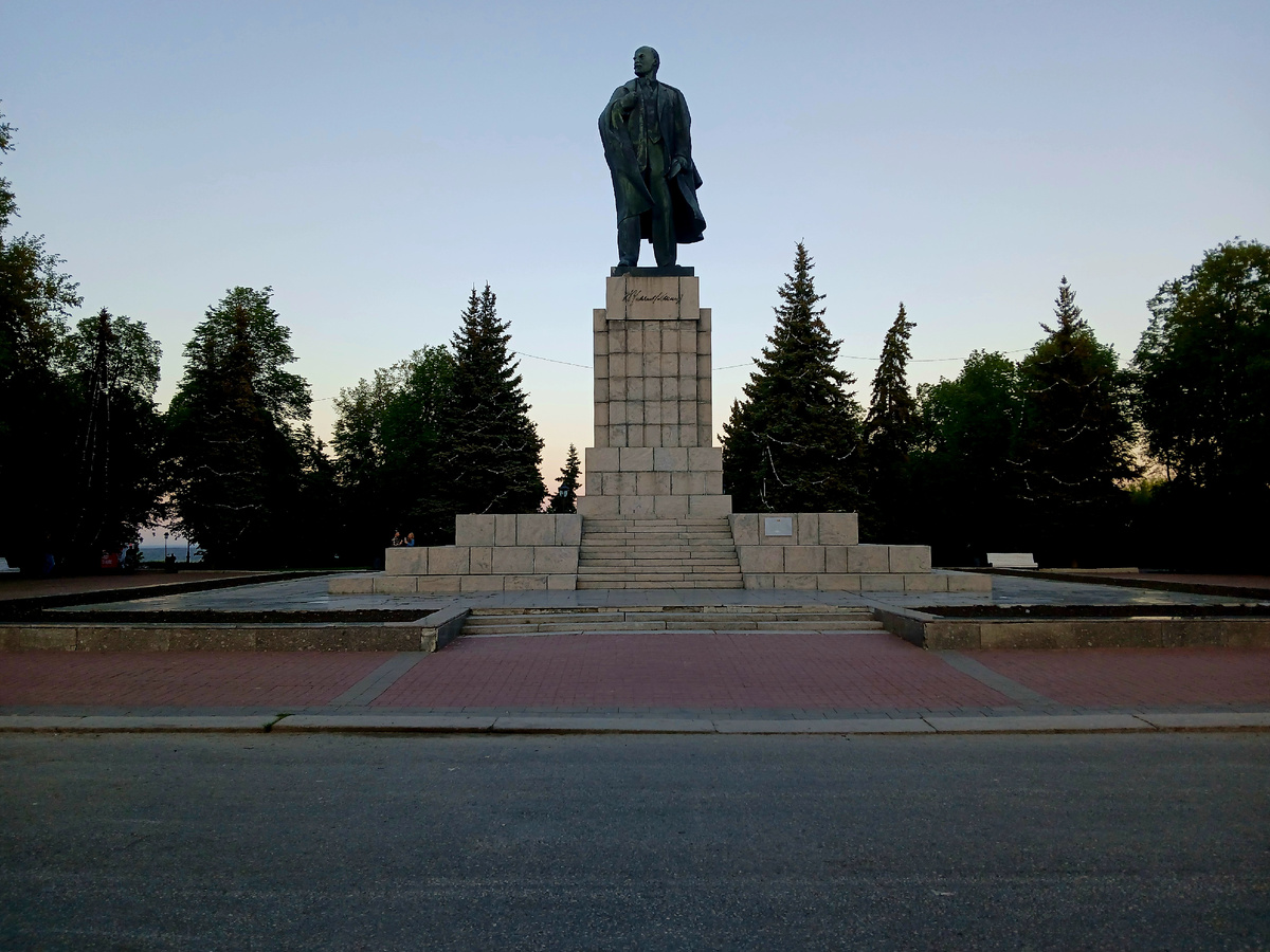 Памятник Ленину.