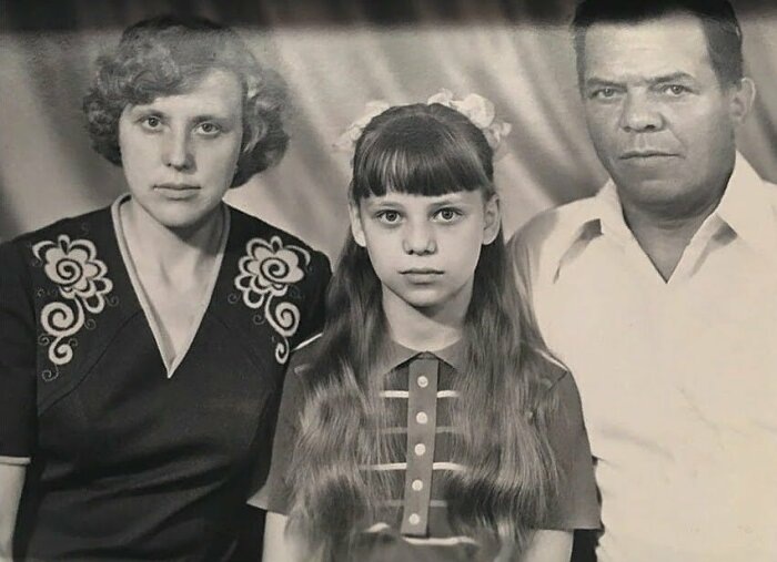 Ирина Салтыкова в детстве с родителями. / Фото: pikabu.ru