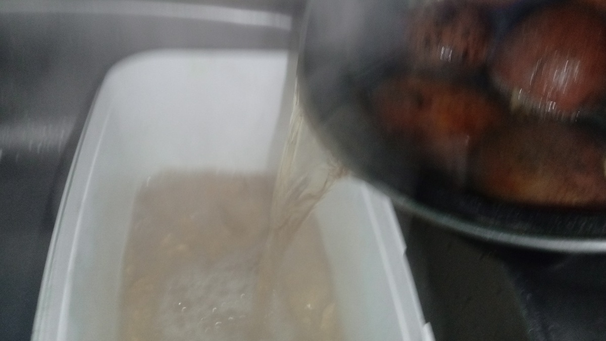 Я варил картошку в кожуре (в мундире), а потом слил воду в емкость.