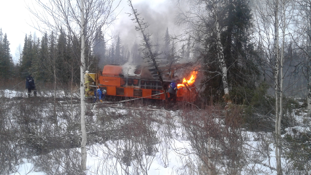 Пожарные тушат буровую  установку.