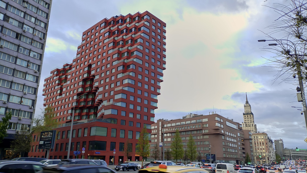 1. Телефонофото с видом на Red... © NickFW.ru — 25.04.2025г.