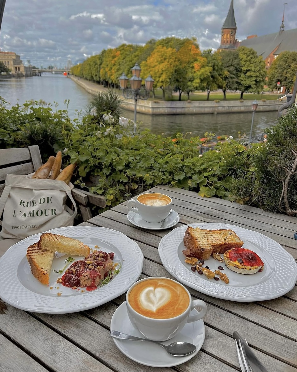 Этот вид был найден случайно, когда мы в 11 утра искали где поесть Круассаны в Рыбной деревне