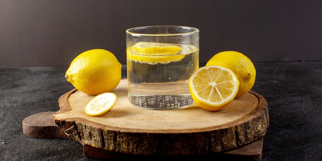 Вода с лимоном по утрам: польза или миф?