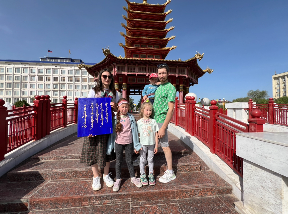 Подарок от моего знакомого калмыка. Они, кстати, пишут сверху вниз