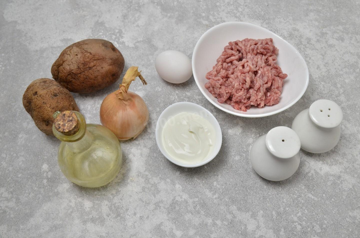 Как сделать ленивые колдуны из картофеля с фаршем в духовке? Подготовьте продукты. Картошку берите крахмалистых сортов, молодой картофель не подойдет. О сортах картофеля читайте после описания рецепта. Фарш вы можете сделать сами или купить готовый. Кроме говядины подойдет также любой другой мясной фарш.