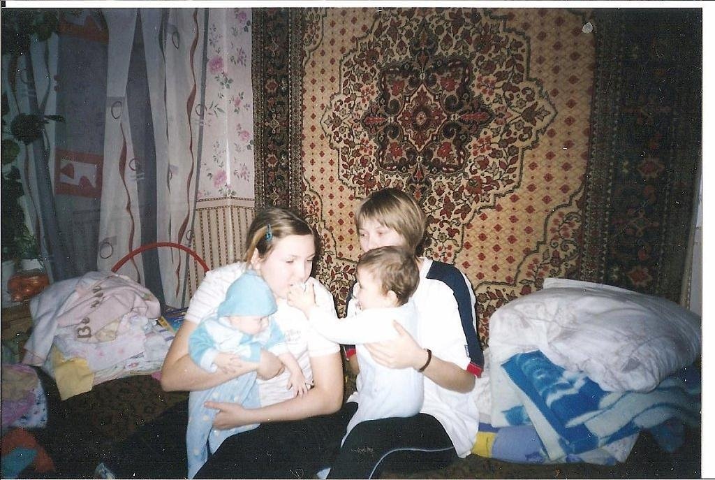 Здесь девчонкам 7 месяцев и 3 месяца