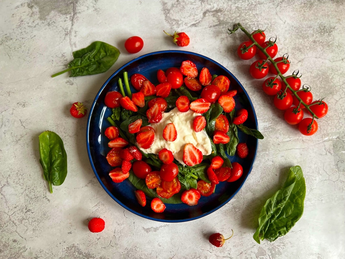 Салат с клубникой. Фото: Сладкий Персик