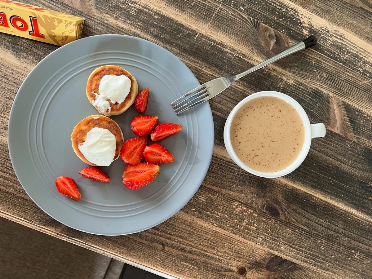 Фото с прошлого года: сырники и свежая клубника