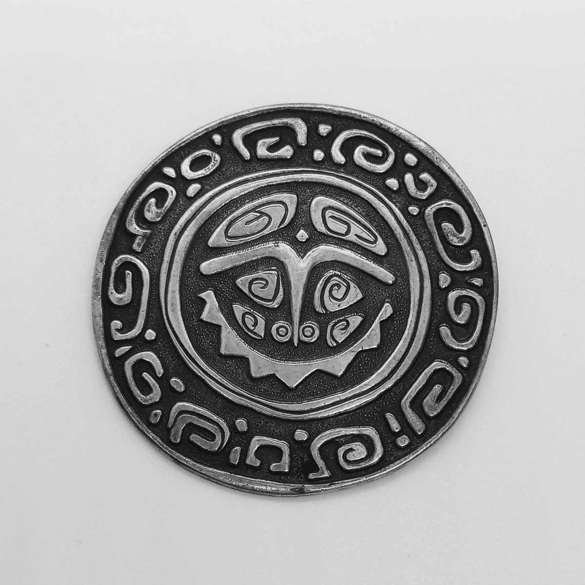 Подвеска «Свобода Африке», серебро, 1963 год, Ленинградская ювелирно-часовая фабрика, (ЛЮ3);  Каталог: Художники вещей.  Воронов Н. В., Крамаренко Л., Суслов И. - М. : Советский художник, 1965. - 168 с.
