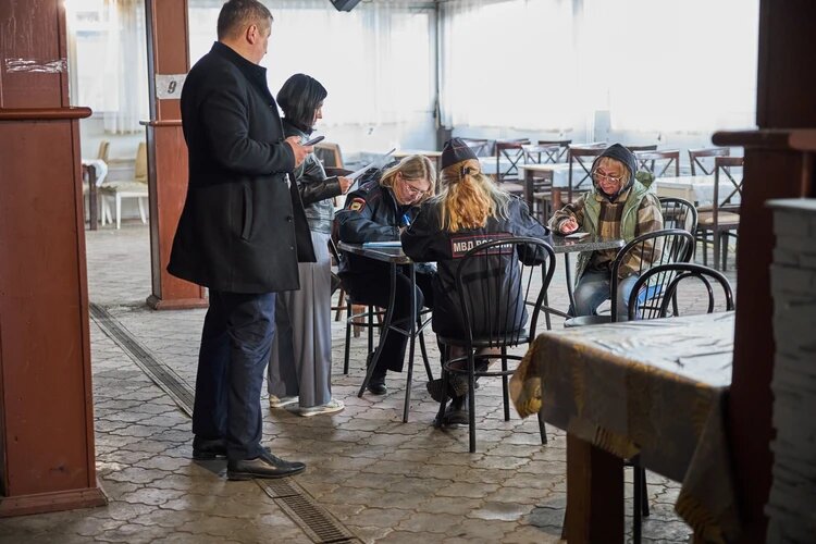 Полицейские добрашивают сотрудников бара. Фото: Николай ОБЕРЕМЧЕНКО