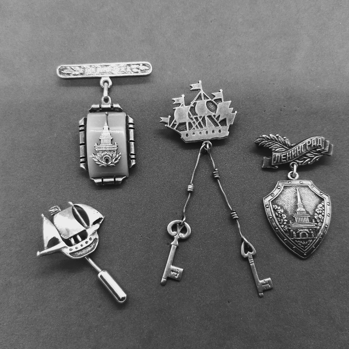 Значки и брошь из серебра, из коллекции falera.ru