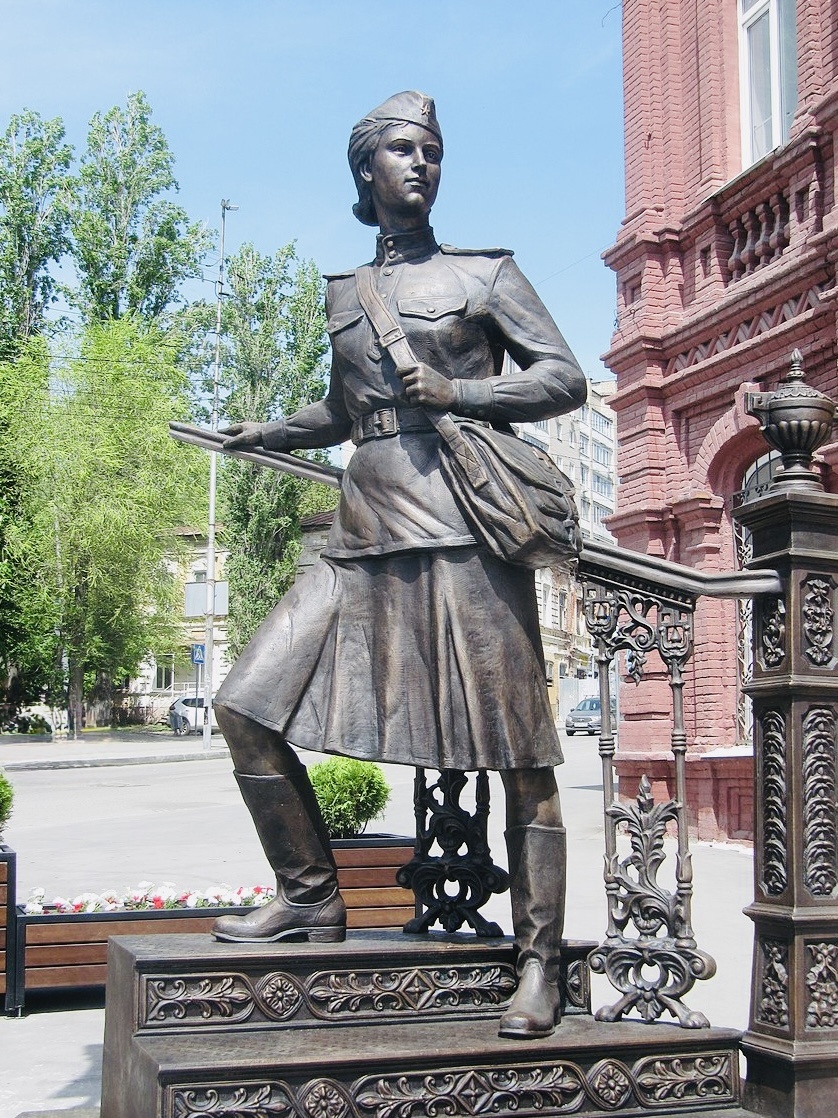Памятник военной сестре в Саратове. Источник: https://ru.m.wikipedia.org/wiki/