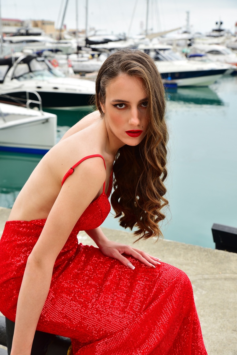 Девушка в красном платье