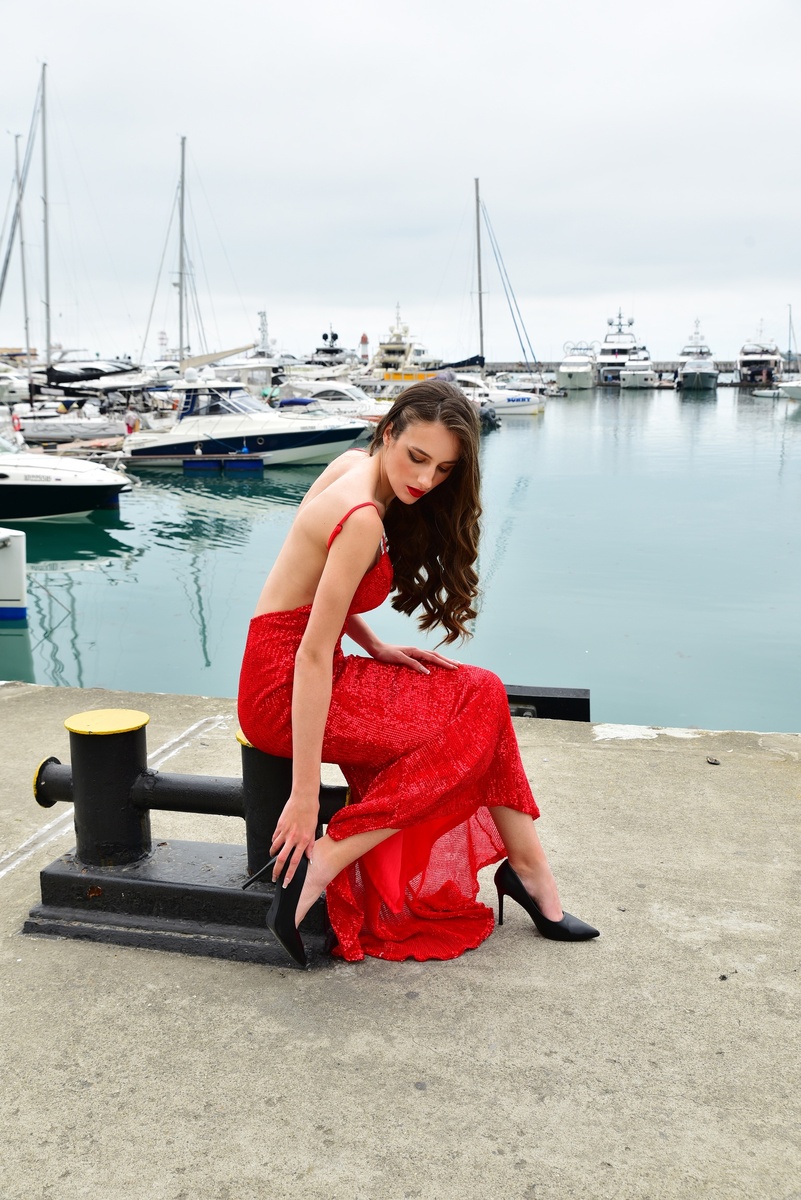 Девушка в красном фотосессия 