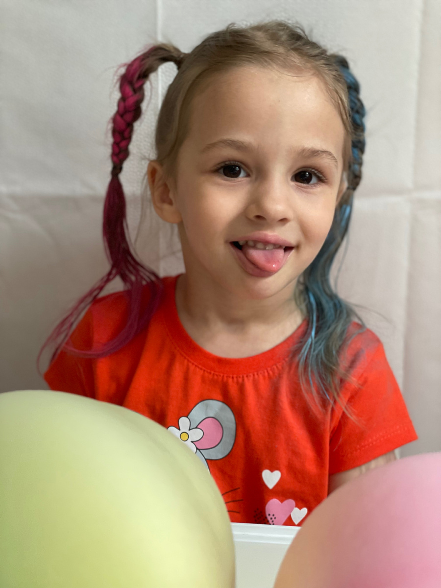 Кадр из нашего видео. Даша трудится над созданием супер пены 