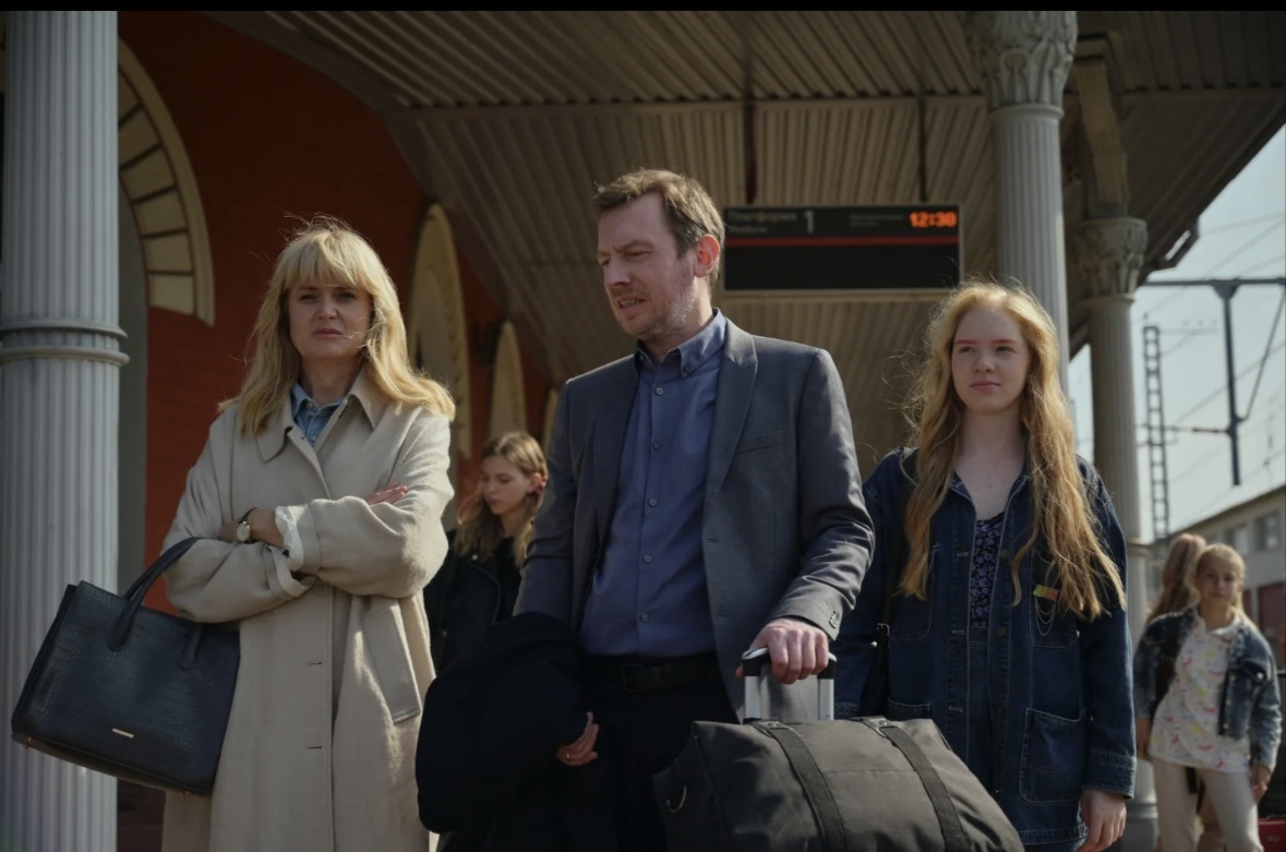 Вот идет счастливая семья.