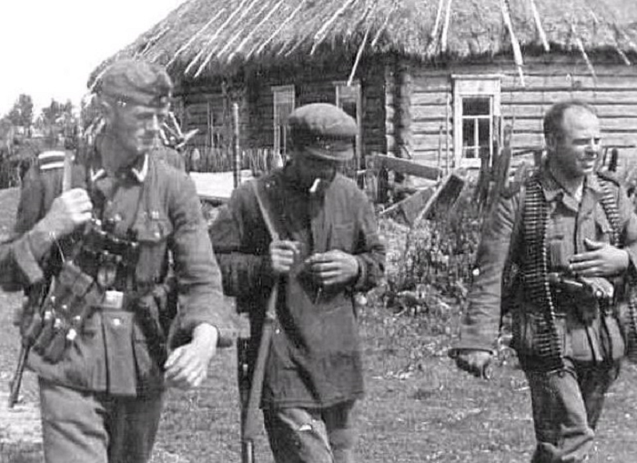 Немецкие солдаты и полицай в деревне