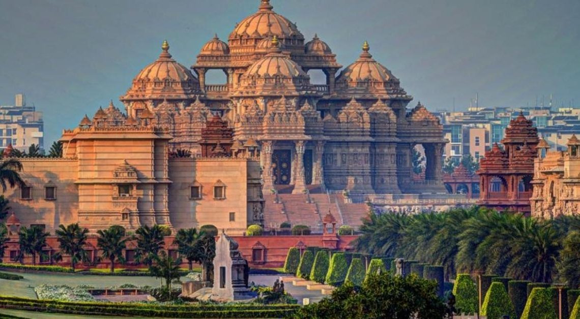 Погрузитесь в атмосферу древности и современности, исследуя самые захватывающие уголки столицы Индии.