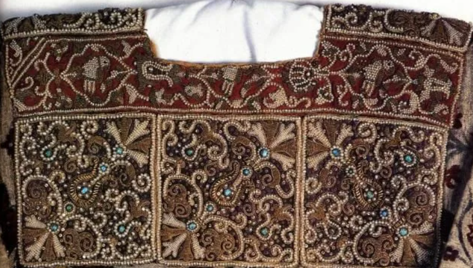 После 1917 года шитьё золотом сочли "буржуазным пережитком", а секреты мастерства начали утрачиваться.