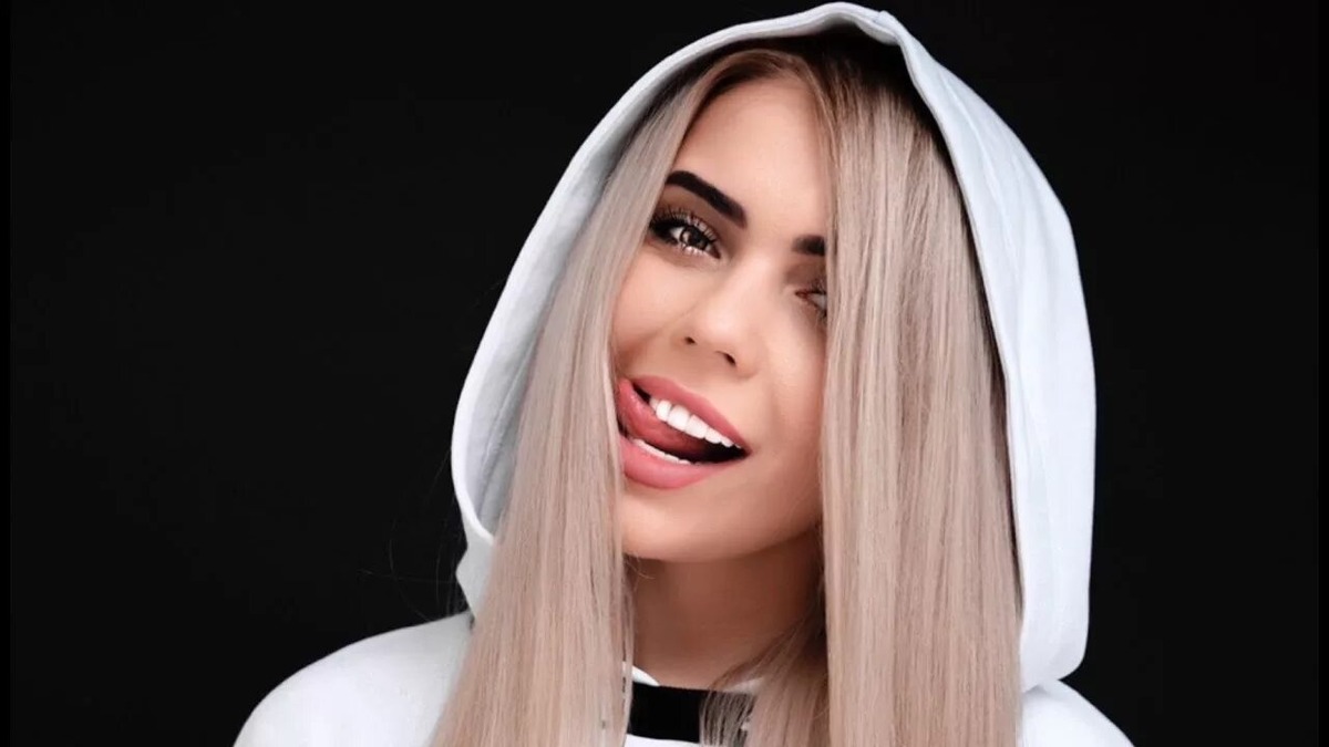 на фото Карина Кросс web.archive.org