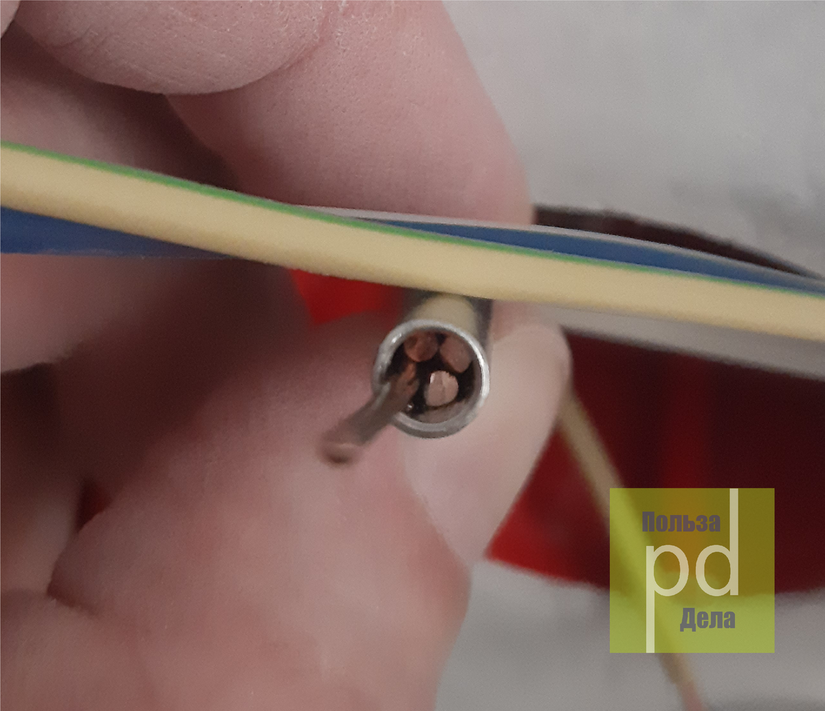  Процесс вставки дополнительного отрезка жилы с сечением 1,5 мм²