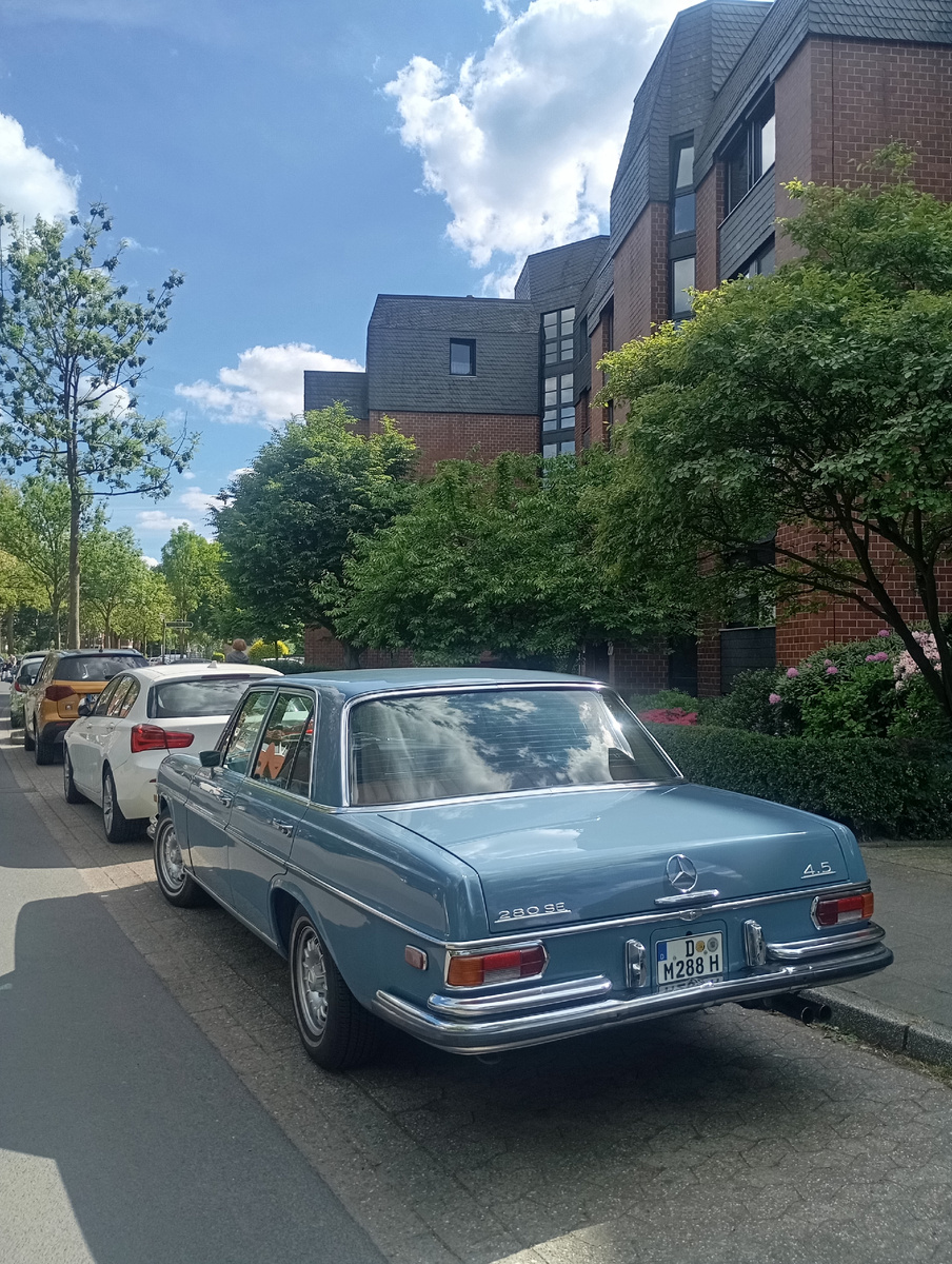 Блестит, вообще будто из другой реальности.