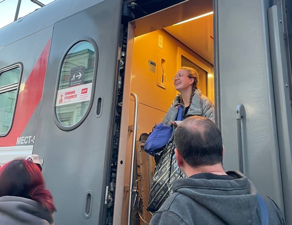    Нижегородцев встретили на вокзале родные и близкие