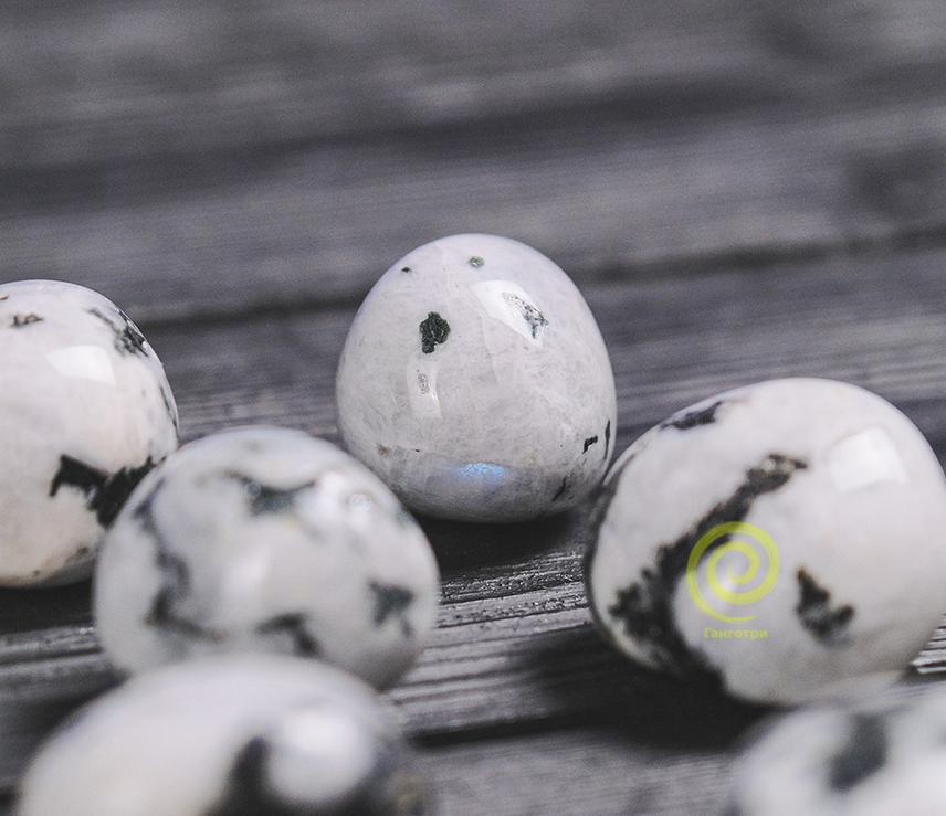 Лунный камень (галтовка). Фото: gangotri.ru 