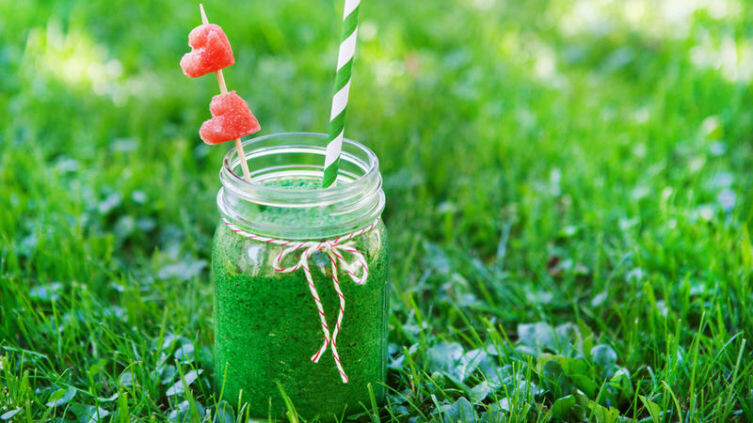    Как приготовить зеленый коктейль с крапивой? Фото: Irina Schmidt, Shutterstock.com