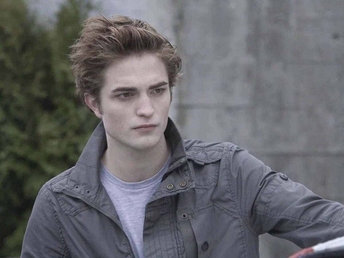 Его называли «самым красивым вампиром в истории», но он ненавидел свою славу. Его считали типичной звездой подростковых драм, но он сбежал в артхаус. Он стал Бэтменом, но до сих пор не верит, что заслужил это звание. (фото из открытых источников)