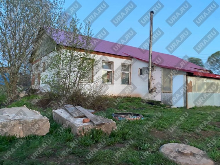 На фото дом, в котором сейчас проживает семья погибшей девушки
Фото: URA.RU