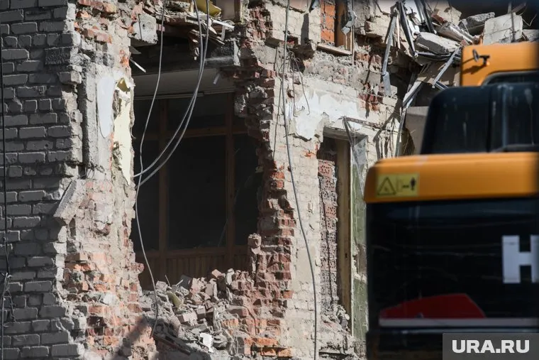 Дома были расселены, но снести их не торопились
Фото: Илья Московец © URA.RU