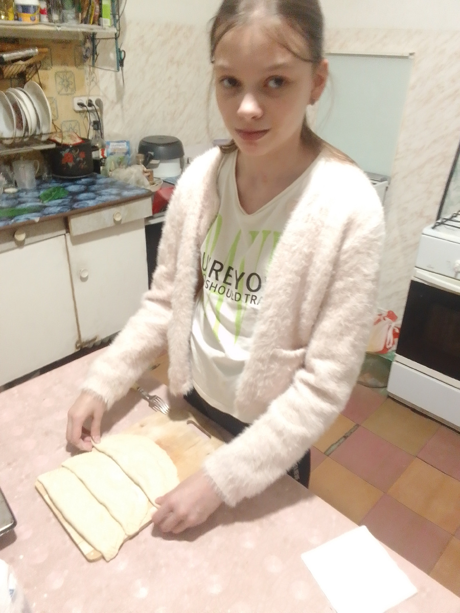 Лепим чебуреки на общей кухне