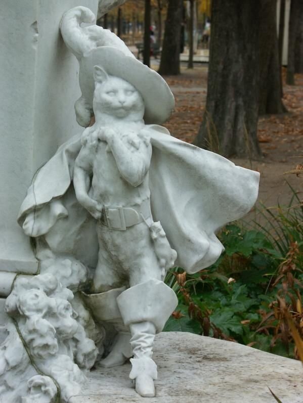 Кот в сапогах на памятнике Шарлю Перро. Париж, Франция.