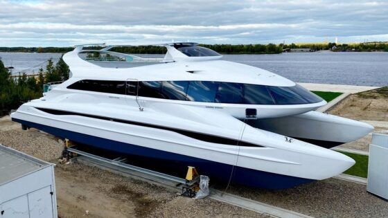 Технические характеристики катамарана проекта Looker 1100H   Длина, м 32,34   Ширина, м 9,9   Осадка, м 1,54   Высота борта, м 4,09   Суммарная мощность ЭУ, МВт 1,2   Скорость, км/ч 20   Пассажировместимость, ч 130   Класс судна О2,0 СИЭ (АБ)Катамаран длиной 32,34 метра и шириной 9,9 способен вмещать до 130 пассажиров в просторном салоне. На борту также располагается полноценный бар и сервировочная комната, доступен выход на верхнюю прогулочную и кормовую палубы.📷     Фото: РКО
Главной особенностью катамарана проекта Looker 1100H является полностью электрическая тяга, достигаемая двумя гребными электродвигателями мощность по 600 кВт, что снижает шум и улучшает ходовые качества, делая электроход более комфортным для пассажиров.Концепция и дизайн экстерьера судна выполнена компанией «Паритет-Центр», она же является и строителем катамарана. Техно-рабочий проект, РКД, ПТД, ЭД выполнен КБ «Си Тех».