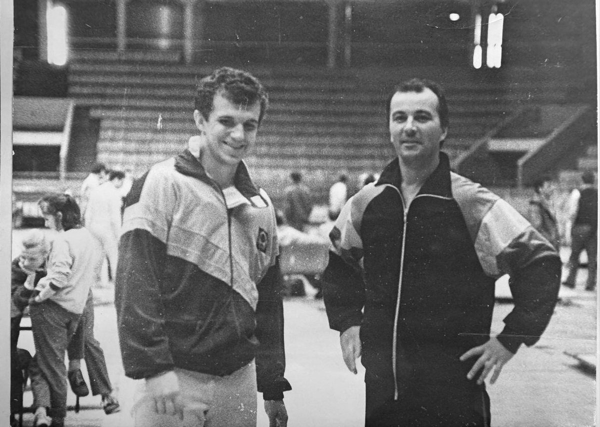 МСМК Трошин Александр Алексеевич (справа) - тренер и директор СФК «Балтийские клинки» и МСМК Пантелеев Александр Юрьевич (слева) - ученик, Чемпион Мира среди юниоров.
