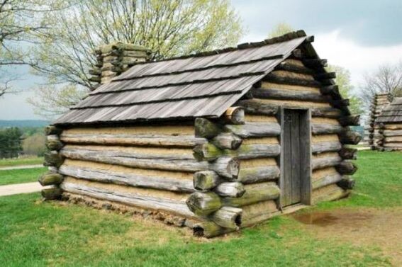 Сарай с деревянной кровлей