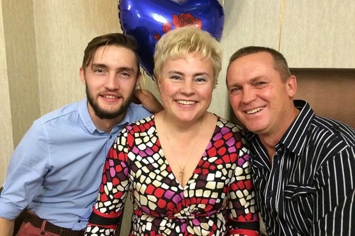    Дмитрий Семакин с родителями.