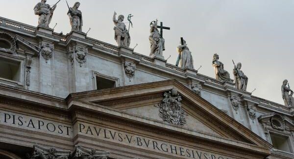    Статуи собора святого Петра в Ватикане (слева направо): святых Фомы, Иакова старшего, Иоанна Крестителя, Иисуса Христа, святого Андрея, евангелиста Иоанна, святых Иакова младшего, Варфоломея / РИА «Новости»