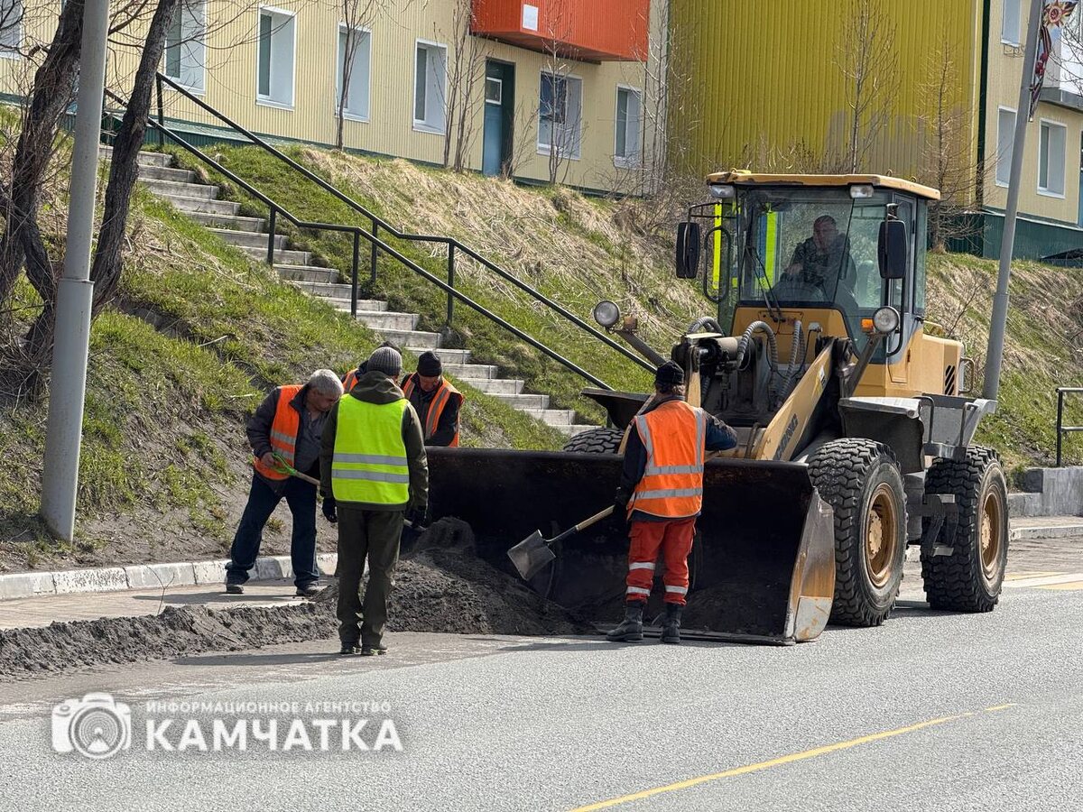 Фото: Уборка песка с улиц Петропавловска-Камчатского / ИА «Камчатка»