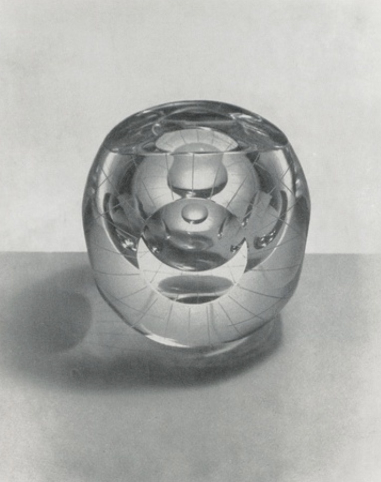 2. ВАЗА «ШАРИК» 1958 Хрусталь, гранение, линейная гравировка, 12X12,5 Художественное решение вазы «Шарик» основано на оптических свойствах хрусталя. Поверхность шара рассеивает лучи света, отшлифованные глубокие круглые «ямки» образуют собирающие линзы, в которых отражается и уплотняется линейный декор. Подобная игра линий в толще хрусталя создает иллюзию движения.