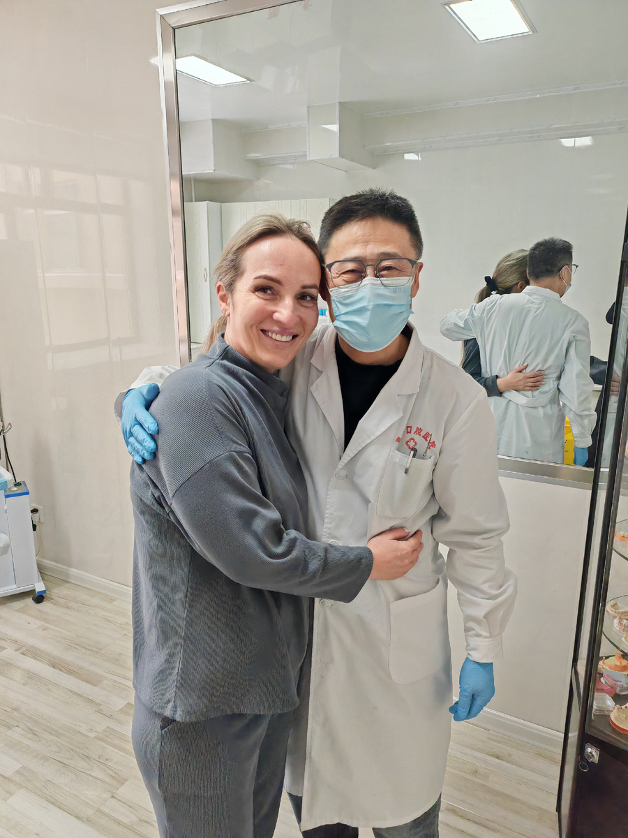 Марина с доктром, зав. отделением ортопедии государтсвенного автономного учреждения здравоохранения провинции Хэйлунцзян, стоматологической больницы города Хэйхэ, профессором Ли Чжу Ён.  