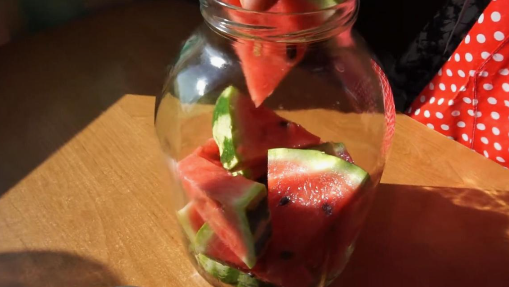 Кладем в банку нарезанный арбуз. Источник фото sweettofit.ru