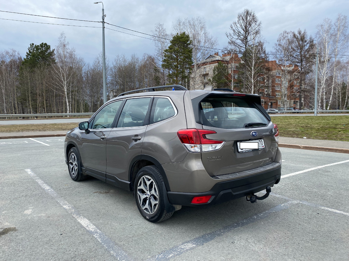 Вид сзади, фаркоп. Авто эксплуатируется с прицепом